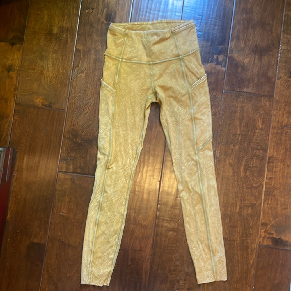 Lululemon size 4 leggings.